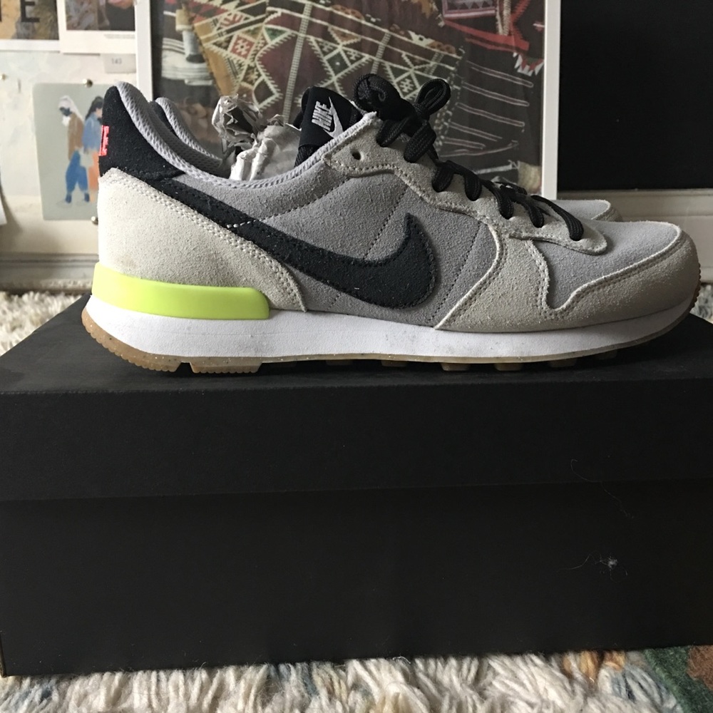 NWB Nike ID internationalist shoes